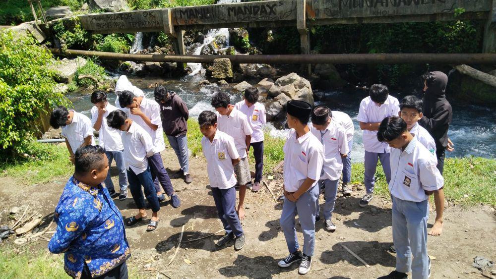 Satpol PP Lotim Amankan Belasan Siswa Nongkrong di Sungai Mencerit