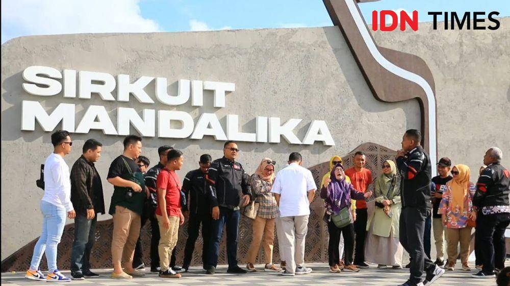 Wisatawan berfoto di depan Sirkuit Mandalika Lombok Tengah. (IDN Times/Muhammad Nasir)