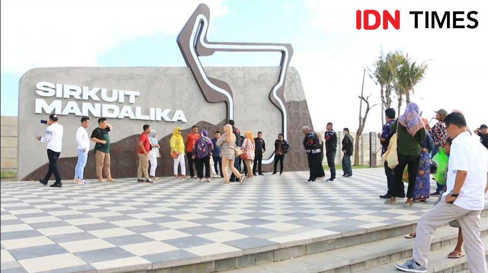 Wisatawan berfoto di depan Sirkuit Mandalika Lombok Tengah. (IDN Times/Muhammad Nasir)