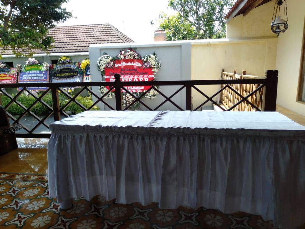 Meja untuk menyemayamkan jenazah.(IDN Times/Daruwaskita)