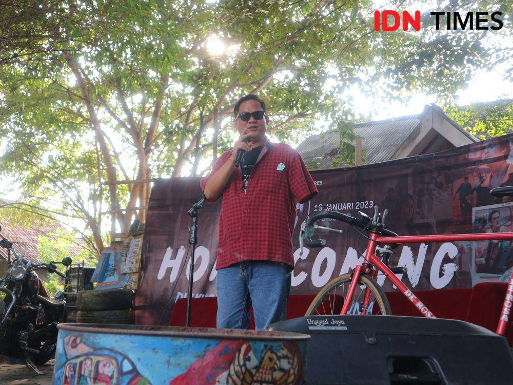 Gol A Gong, penulis novel “Balada Si Roy” saat diskusi bareng di Rumah Dunia, Serang, Banten (IDN Times/Anastasia Desire)