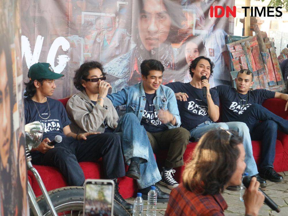 Para pemain film “Balada Si Roy” di Rumah Dunia, Serang, Banten (IDN Times/Anastasia Desire)