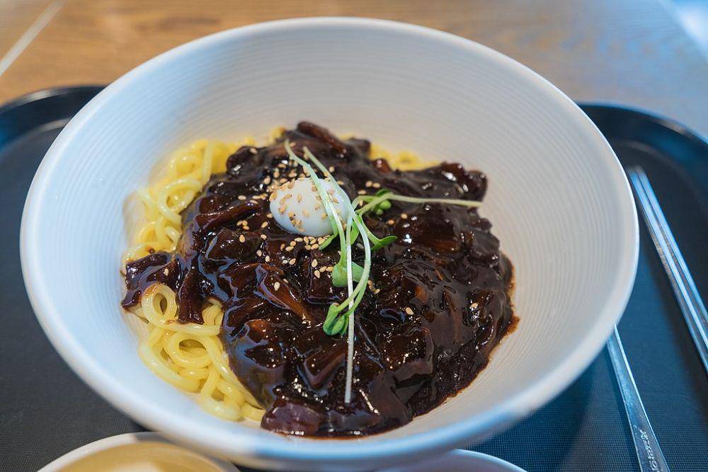 jajangmyeon (commons.wikimedia.org/Wei-Te Wong)