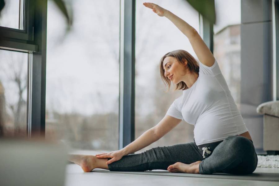 ilustrasi prenatal yoga (freepik.com/Senivpetro)
