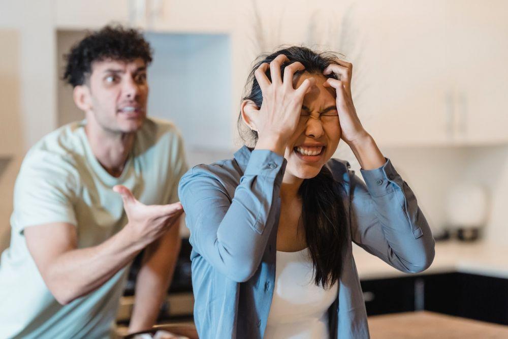 5 Alasan Kamu Harus Segera Lari dari Pasangan Abusive, Jangan Diam!