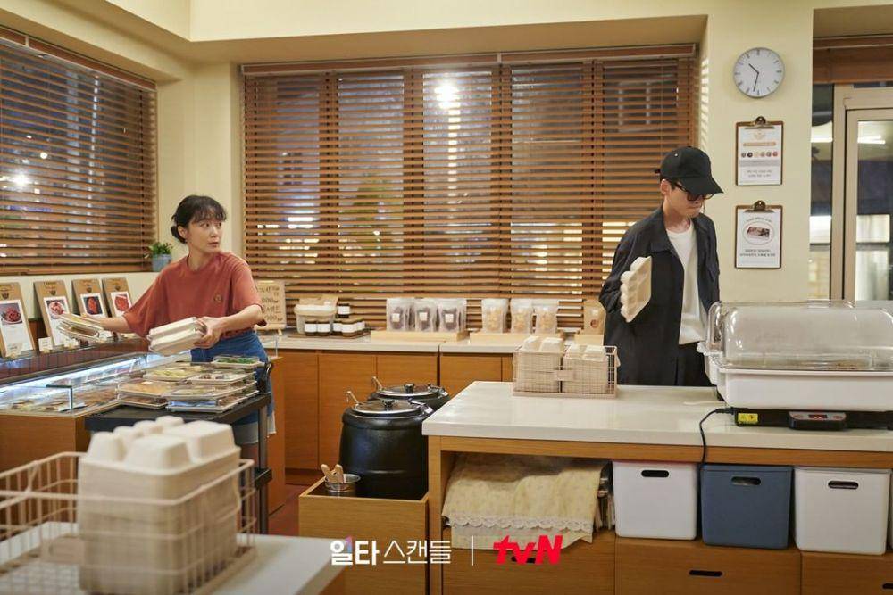 Choi Chi Yeol (Jung Kyung Ho) dan Nam Haeng Seon (Jeon Do Yeon) di drakor Crash Course in Romance (instagram.com/tvn_drama)