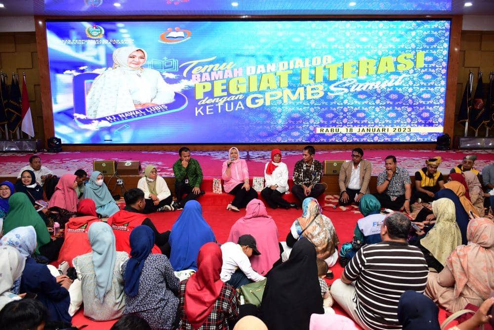 Ketua Gerakan Pemasyarakatan Minat Baca (GPMB) Sumatera Utara (Sumut) Nawal Lubis mengumpulkan komunitas dan penggiat literasi di Sumut.