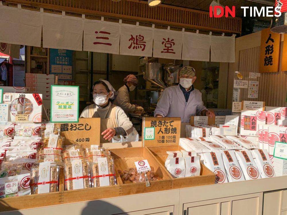 Penjual makanan di Nakamise-dōri di Asakusa, Jepang (dok. IDN Times/Naufal Al Rahman)