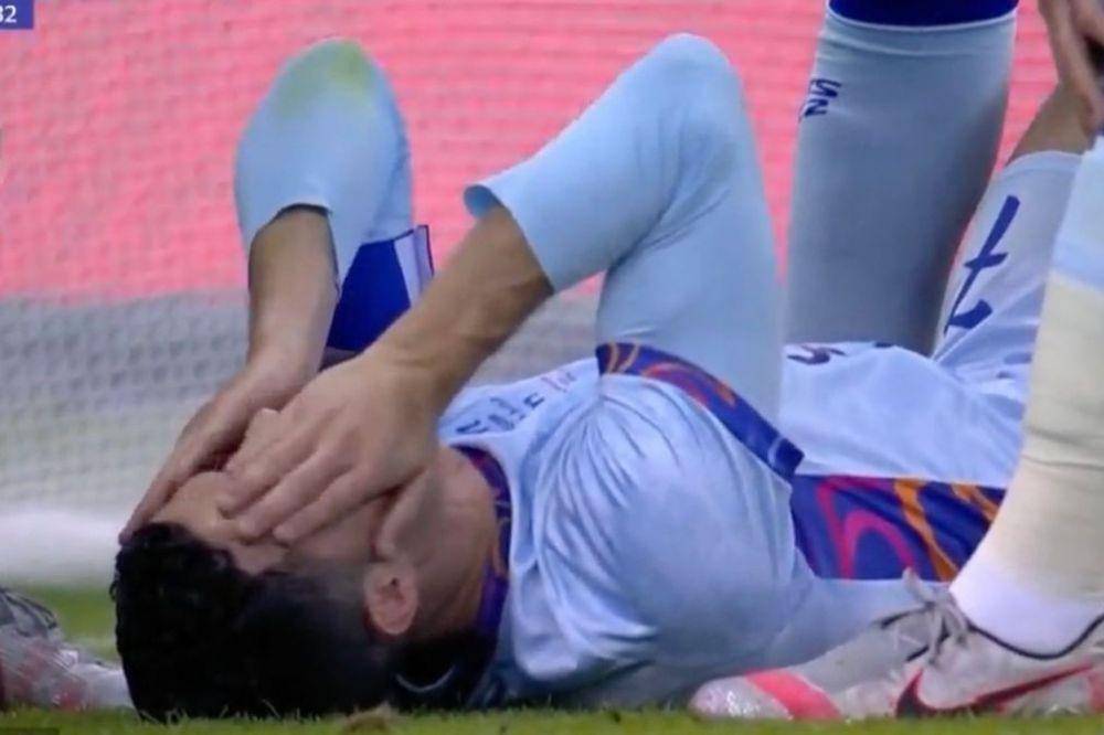 Cristiano Ronaldo tumbang usai menerima pukulan dari kiper PSG, Keylor Navas (Daily Mirror)