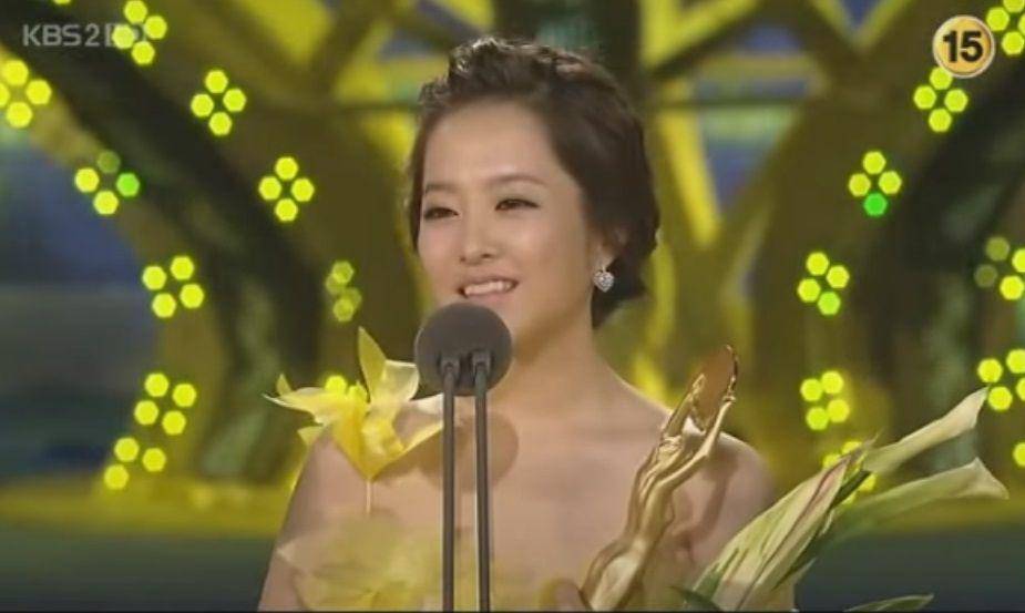 Park Bo Young menang penghargaan 30th Blue Dragon Film Awards 2009 lewat Scandal Makers (youtube.com/dlcmcom)