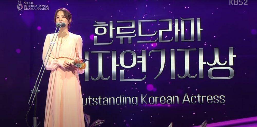 Park Bo Young menang lewat Strong seri televisi Woman Do Bong Soon (youtubue.com/@user-zu3lu9kx8q).