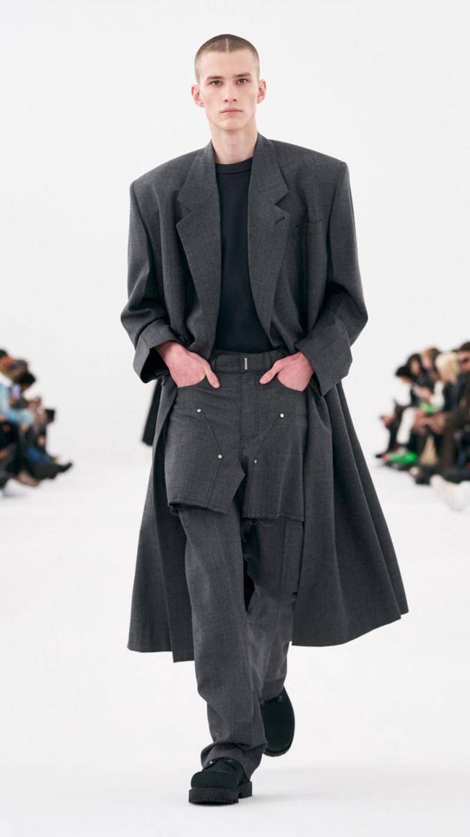 Koleksi Fashion Pria dari Givenchy di Paris Fashion Week Fall/Winter 2023 (Instagram.com/givenchy)