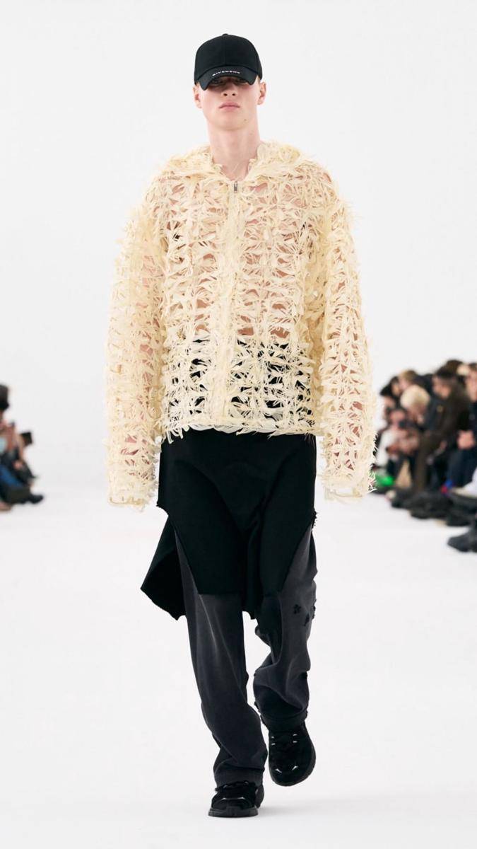 Koleksi Fashion Pria dari Givenchy di Paris Fashion Week Fall/Winter 2023 (Instagram.com/givenchy)