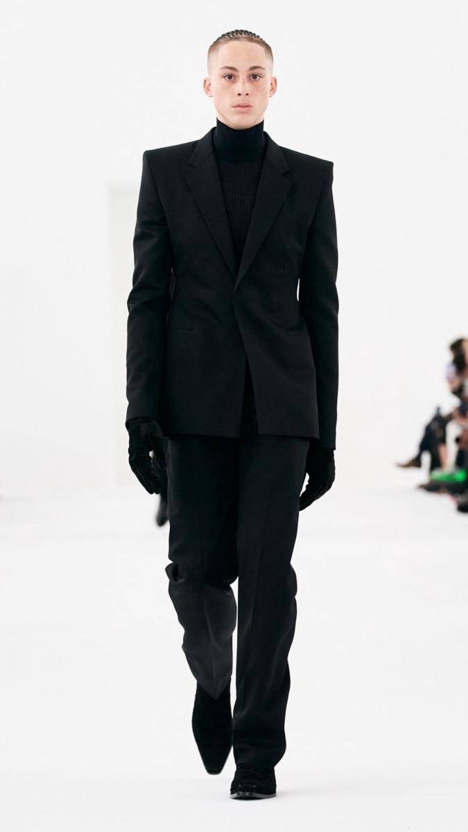 Koleksi Fashion Pria dari Givenchy di Paris Fashion Week Fall/Winter 2023 (Instagram.com/givenchy)