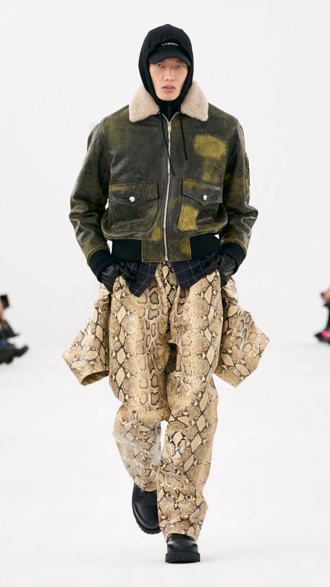 Koleksi Fashion Pria dari Givenchy di Paris Fashion Week Fall/Winter 2023 (Instagram.com/givenchy)