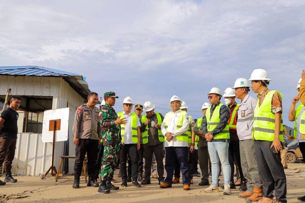 Wakil Menteri Ketenagakerjaan Afriansyah Noor ditemani unsur TNI dan Polri meninjau PT Gunbuster Nickel Industry (GNI) di Morowali Utara, Sulawesi Tengah pada Kamis (19/1/2023). (Dok. Kemnaker)