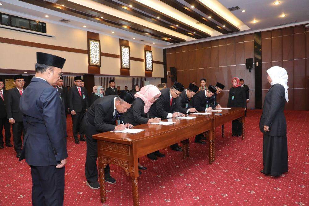 Proses penandatanganan dalam pengambilan sumpah dan pelantikan jabatan berlangsung di Kantor Kemnaker, Jakarta, Jumat (20/1/2023). (Dok. Kemnaker)