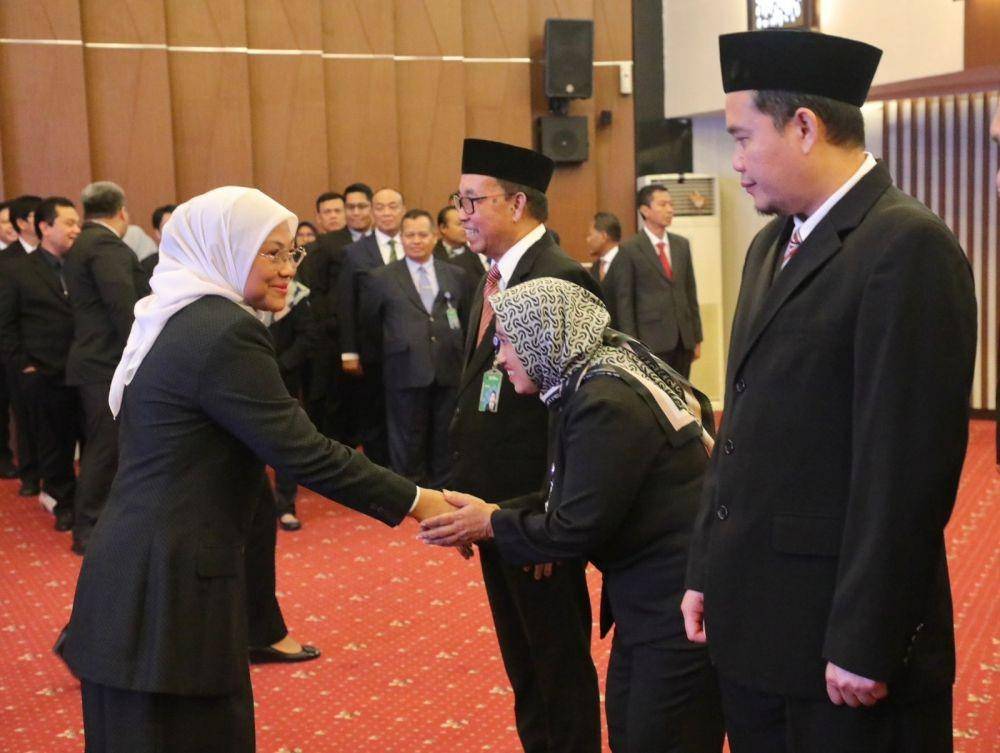 Menaker Ida bersalaman dengan para pejabat tinggi pratama yang dilantik Jumat (20/1/2023). (Dok. Kemnaker)