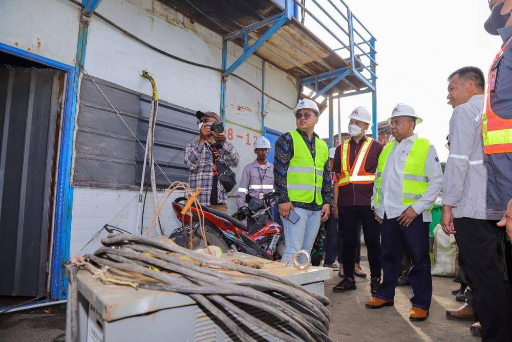 Wakil Menteri Ketenagakerjaan Afriansyah Noor meninjau PT Gunbuster Nickel Industry (GNI) di Morowali Utara, Sulawesi Tengah pada Kamis (19/1/2023). (Dok. Kemnaker)
