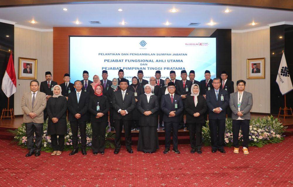 Proses pengambilan sumpah dan pelantikan jabatan yang berlangsung di Kantor Kemnaker, Jakarta, Jumat (20/1/2023). (Dok. Kemnaker)