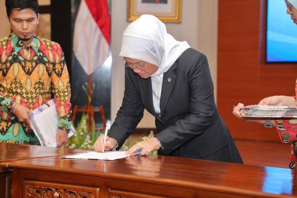 Menaker Ida Fauziyah menandatangani berkas pelantikan jabatan yang berlangsung di Kantor Kemnaker, Jakarta, Jumat (20/1/2023). (Dok. Kemnaker)