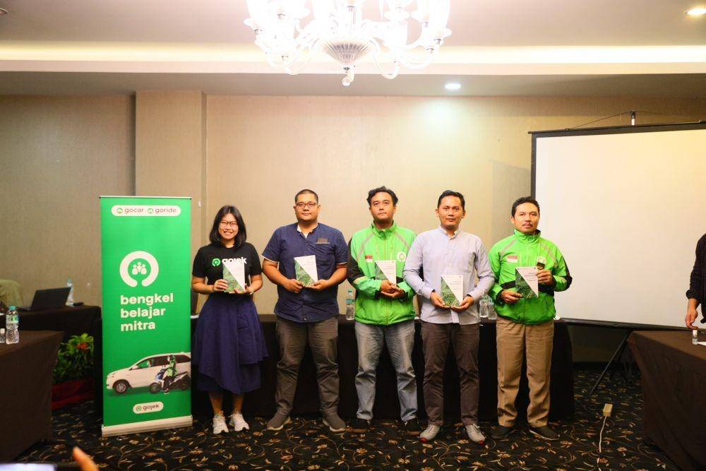 Caption foto: (kiri-kanan) Head of Global Marketing Ride & Transport Brand Experience Gojek, Stella Darmadi; Mitra Driver GoCar Weimpy Sulendra; Mitra Driver GoRide, Agus Mardianto; Mitra Driver GoRide, Sugeng; dan Mitra Driver GoCar, Sudira; dalam acara Diskusi Media Bengkel Belajar Mitra di Hotel Cosmo Amaroossa, Jakarta, Kamis (12/1/2023). (Dok. Gojek)
