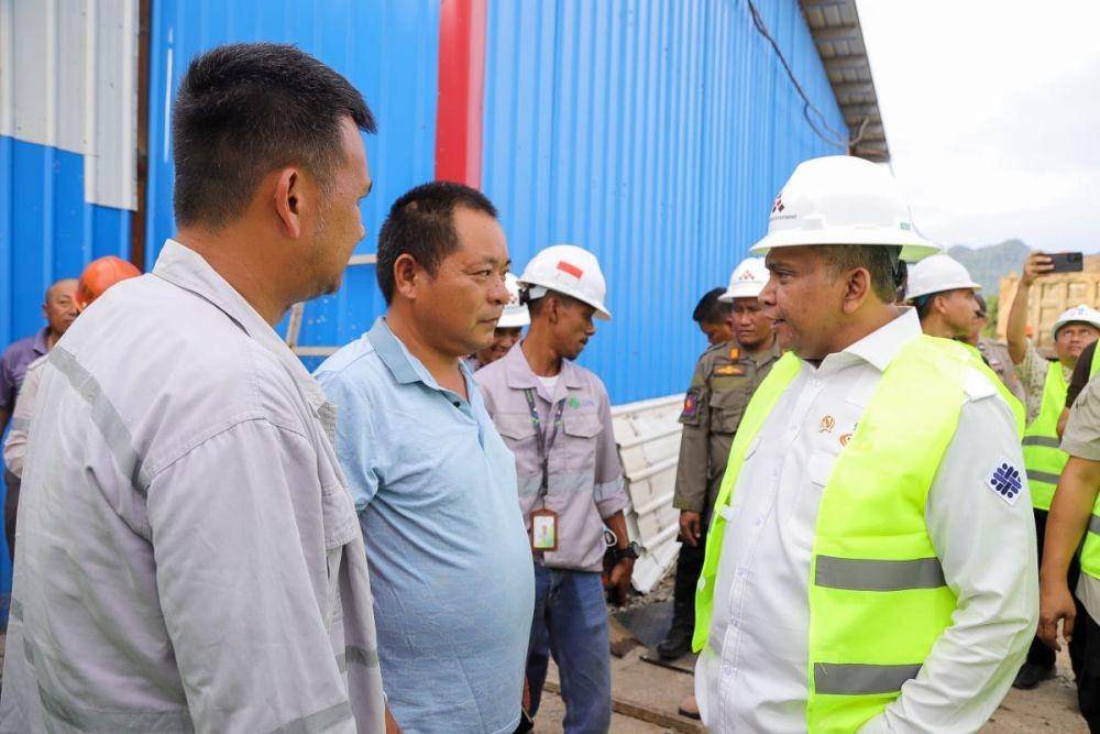 Wakil Menteri Ketenagakerjaan Afriansyah Noor berbincang dengan manajemen PT Gunbuster Nickel Industry (GNI) di Morowali Utara, Sulawesi Tengah pada Kamis (19/1/2023). (Dok. Kemnaker)