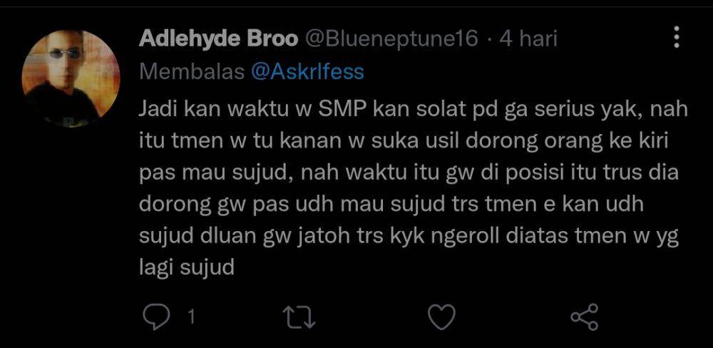 kejadian lucu saat salat (twitter.com/Blueneptune16)