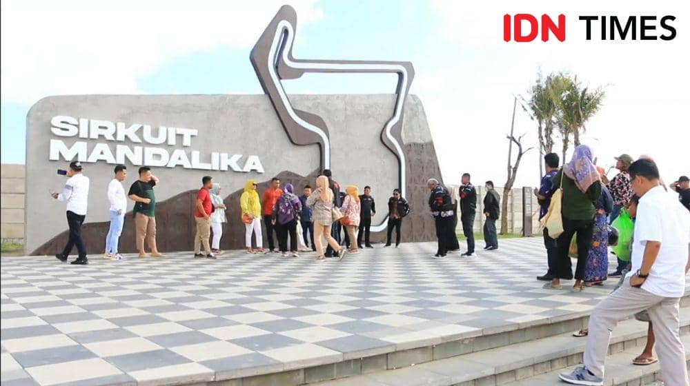 Wisatawan berfoto di depan Sirkuit Mandalika. (IDN Times/Muhammad Nasir)