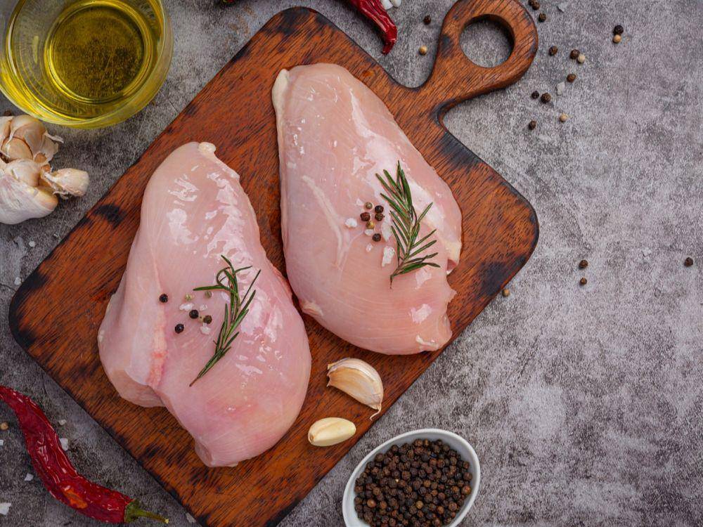 ilustrasi daging ayam fillet (freepik.com/jcomp)