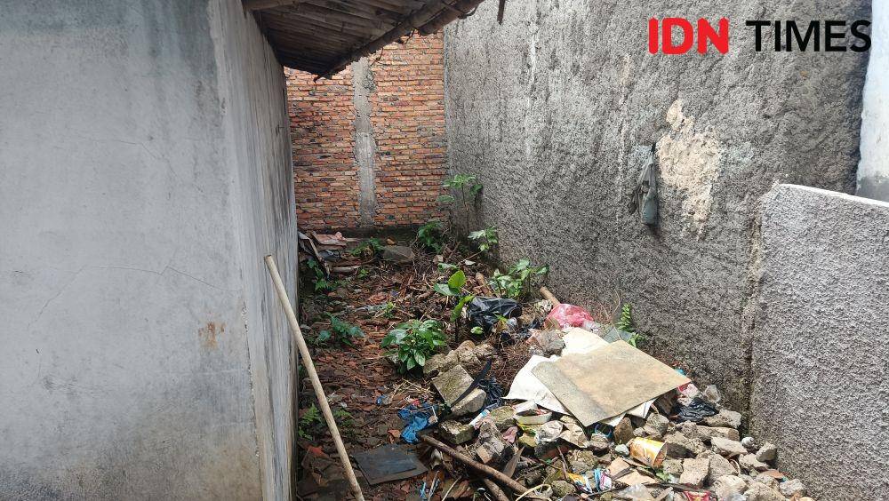 Halaman belakang TKP satu keluarga ditemukan tergeletak di Bekasi. (IDN Times/Imam Faishal)