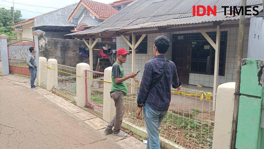 TKP satu keluraga ditemukan tergeletak di Bekasi. (IDN Times/Imam Faishal)