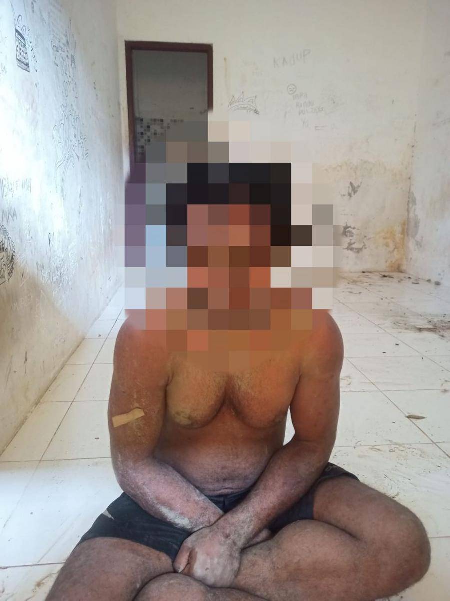 Salah satu pemuda penyelundup senpi saat diamankan dirutan Polres Boven Digoel, IDN Times/ Istimewa