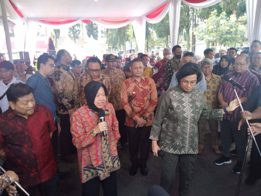 Mensos Tri Rismaharini dan Menkeu Sri Mulyani saat berkunjung ke Kecamatan Pujon, Kabupaten Malang. (IDN Times/Rizal Adhi Pratama)