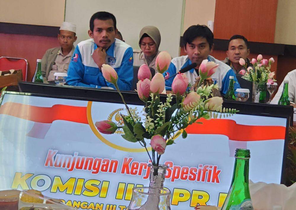 Anggota komisi III DPR ketika melakukan audiensi dengan serikat pekerja PT Gunbuster Nickel Industry (GNI) di Polewali Utara. (Dokumentasi Komisi III DPR)