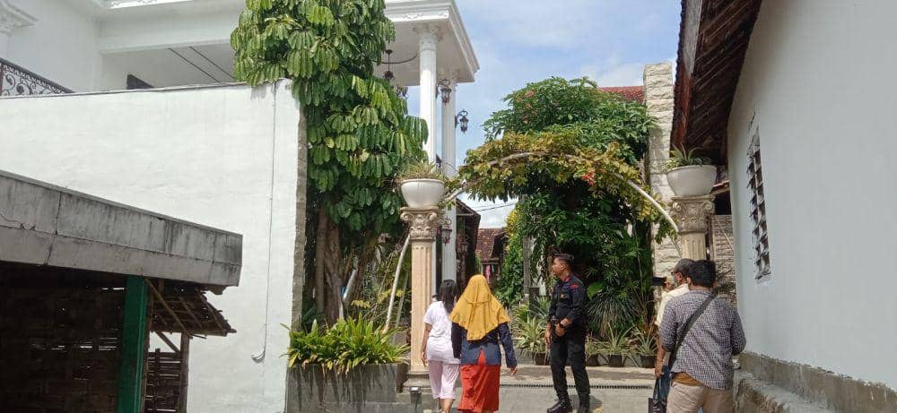 Rumah Ketua DPRD Jatim Kusnadi di Desa Puter, Kecamatan Kembambahu, Kabupaten Lamongan digeledah KPK. IDN Times/Imron