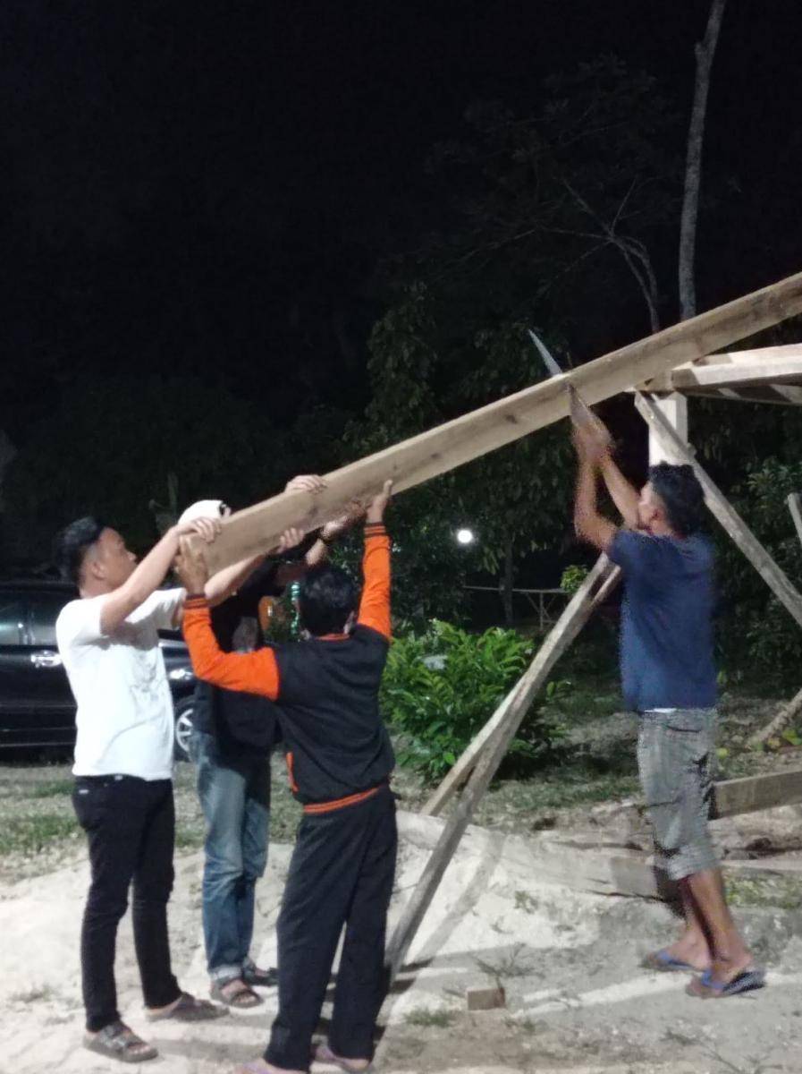Sukarelawan Ganjar Milenial Center (GMC) Lampung menggelar aksi bakti lingkungan di Kelurahan Kuto Dalom, Kecamatan Way Lima, Kabupaten Pesawaran, Jumat (20/1/2023). (Dok. GMC).