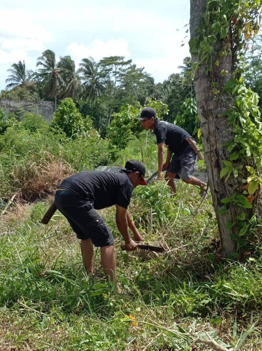 Sukarelawan Ganjar Milenial Center (GMC) Lampung menggelar aksi bakti lingkungan di Kelurahan Kuto Dalom, Kecamatan Way Lima, Kabupaten Pesawaran, Jumat (20/1/2023). (Dok. GMC).
