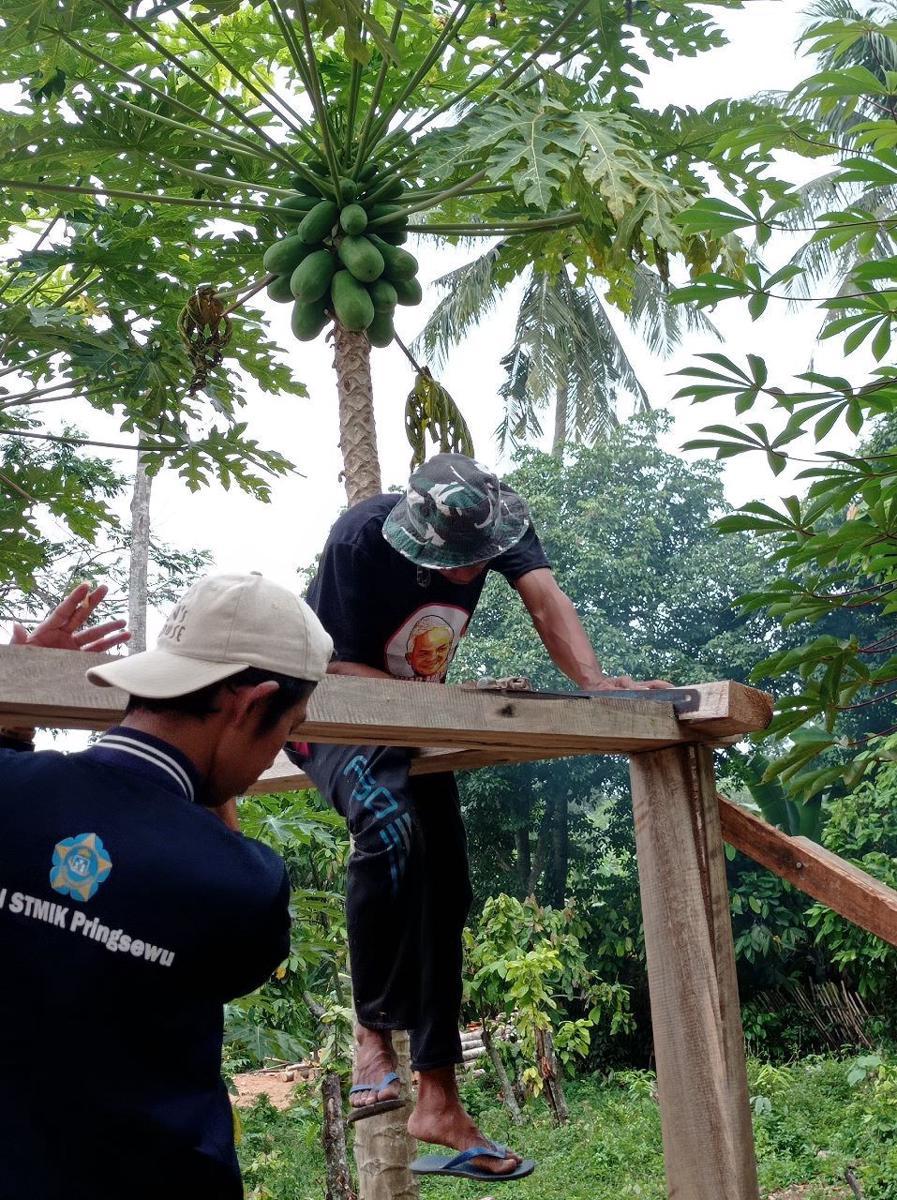 Ganjar Milenial Lampung Bangun Gardu Rakyat, Jaga Kebersihan Lingkungan