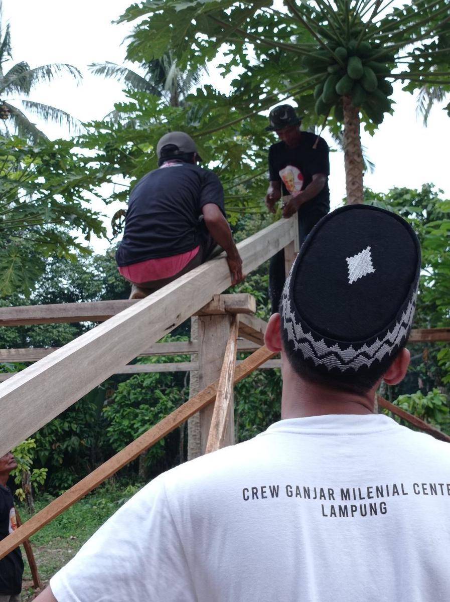 Sukarelawan Ganjar Milenial Center (GMC) Lampung menggelar aksi bakti lingkungan di Kelurahan Kuto Dalom, Kecamatan Way Lima, Kabupaten Pesawaran, Jumat (20/1/2023). (Dok. GMC).