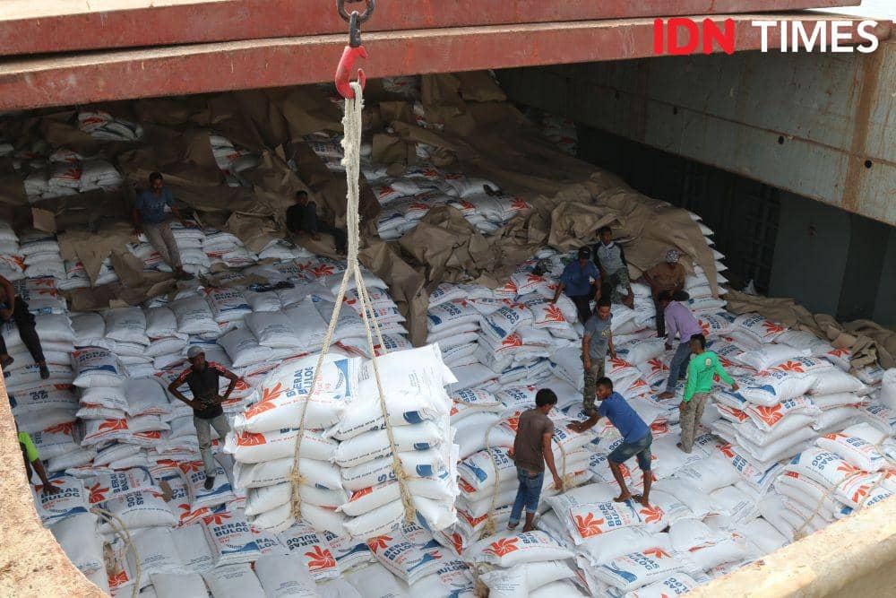 Penyaluran beras. (Dokumentasi Humas Perum Bulog Kanwil Aceh untuk IDN Times)