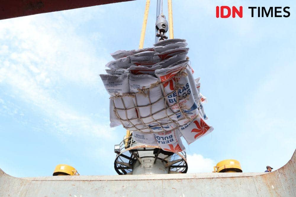 Penyaluran beras. (Dokumentasi Humas Perum Bulog Kanwil Aceh untuk IDN Times)