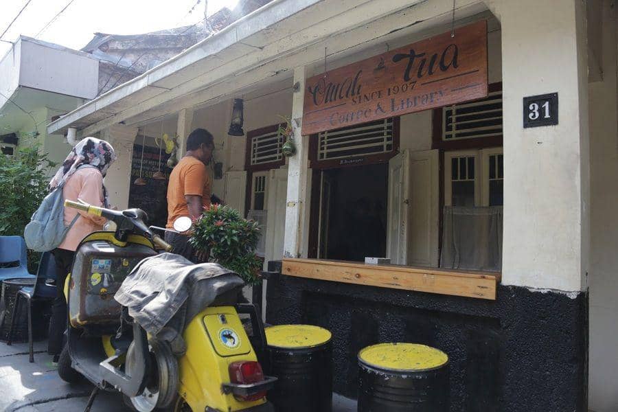 Salah satu bangunan rumah yang dirubah menjadi bangunan kafe di Kampung Maspati Surabaya (surabaya.go.id)
