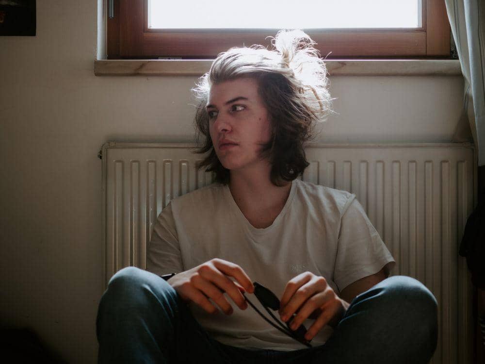 ilustrasi pria merenung (unsplash.com/Matthias Oberholzer)