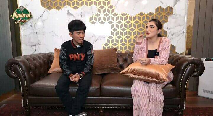 Tiko hadir di acara televisi dan podcast artis. (youtube.com/NGOBROL ASIX)