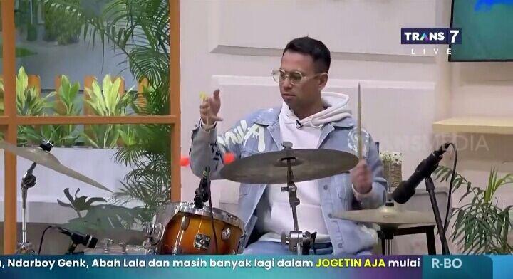 9 Potret Raffi Ahmad Main Lato-lato, Ada Sambil Bermain Drum