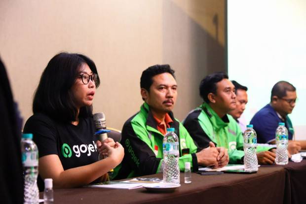 Caption foto: Head of Global Marketing Ride & Transport Brand Experience Gojek, Stella Darmadi, bersama Mitra Driver GoCar, Sudira bin Bosan, dalam acara Diskusi Media Bengkel Belajar Mitra di Hotel Cosmo Amaroossa, Jakarta, (12/1/2023). (Dok. Gojek)