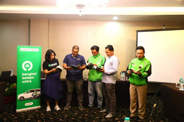 Caption foto: Mitra Driver Gojek, Agus Mardianto (paling tengah), menemani penumpang yang depresi. (Dok. Gojek)