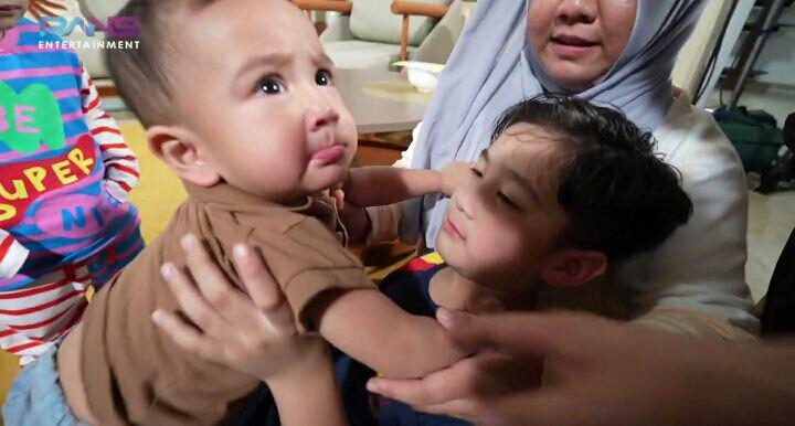9 Momen Cipung Ngambek dan Cemburu Lihat Rafathar Mesra dengan Adzam