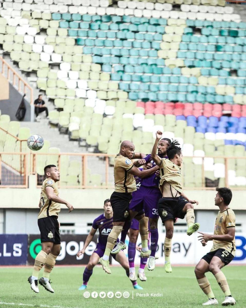 Pemain Persik Kediri saat melawan Bhayangkara FC. instagram.com/persikfcofficial